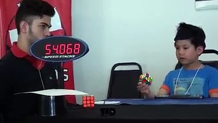 Tải video: Ce gamin fini un Rubik's cube les yeux bandés - Petit génie