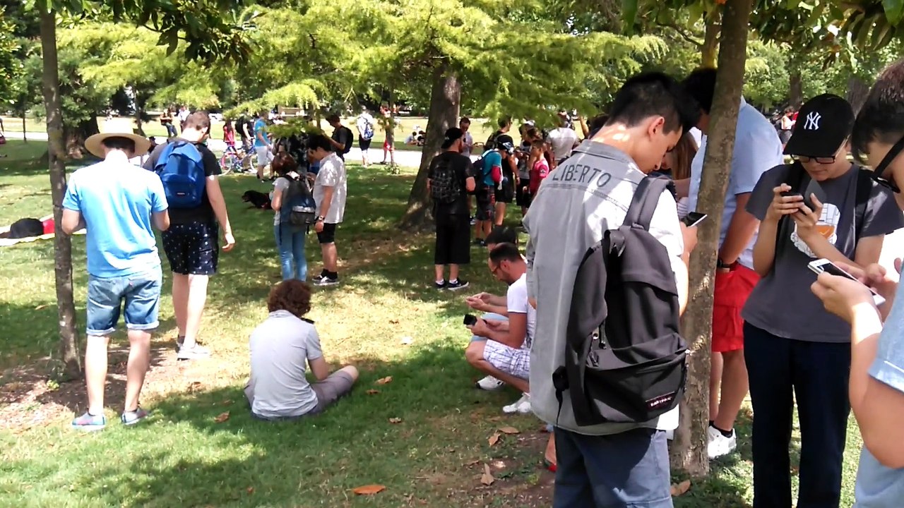 ils sont pas magnifiques tous au Jardin Public, regroupés comme des moutons, les yeux sur leur téléphone ? Après faudra pas pleurer si il arrive quelque chose ;-)