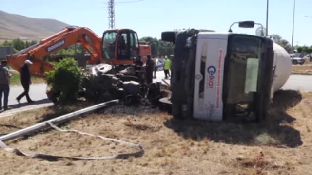Beton Mikseri ile Otomobil Çarpıştı: 2 Ölü, 1 Yaralı