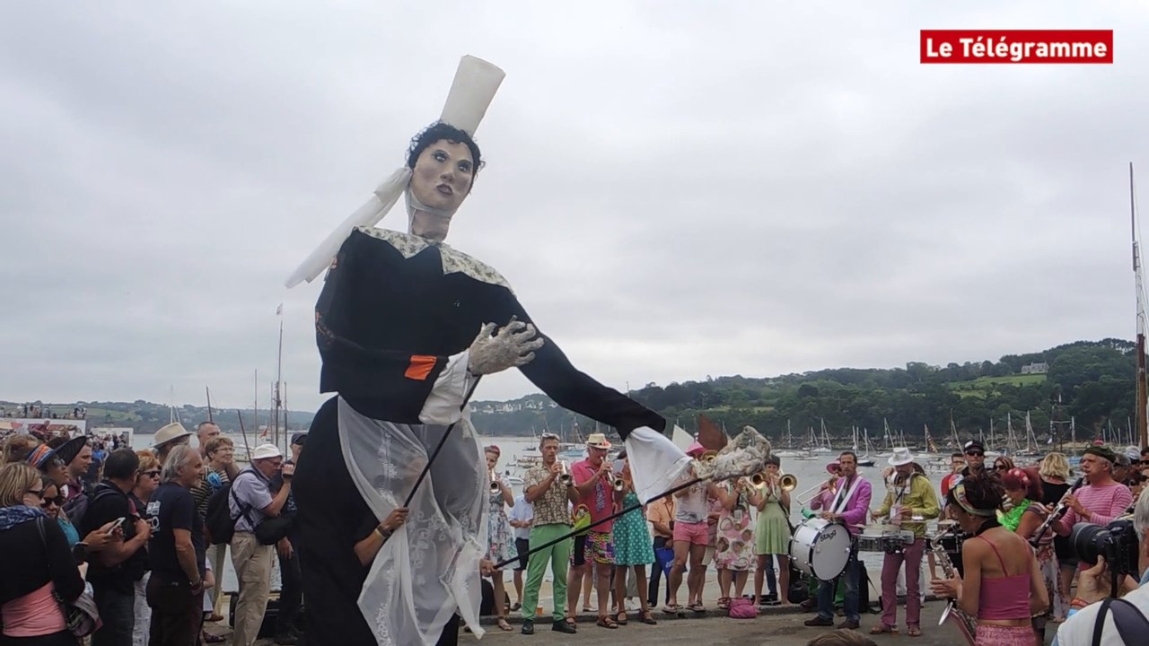 Douarnenez. Temps Fête. Toujours des quais animés