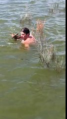 Ils passaient un moment paisible dans leur bateau quand tout à coup, ils aperçoivent des mouvements dans l'eau…