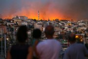 İzmir'de Ormanlık Alanda Çıkan Yangın NATO Cephaneliğine Doğru İlerliyor