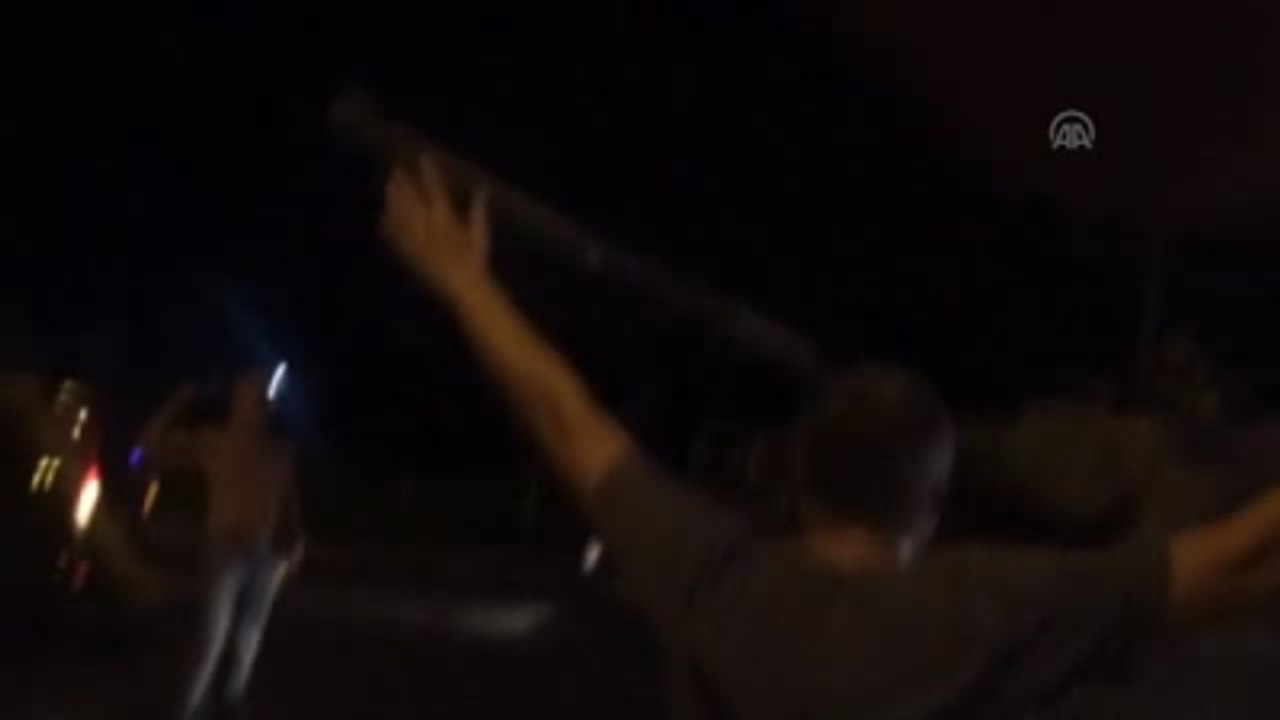 Tankın Önüne Yatan Metin Doğan'a Plaket Verildi