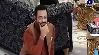 Religious scholar started fighting on Amir Liaquat show