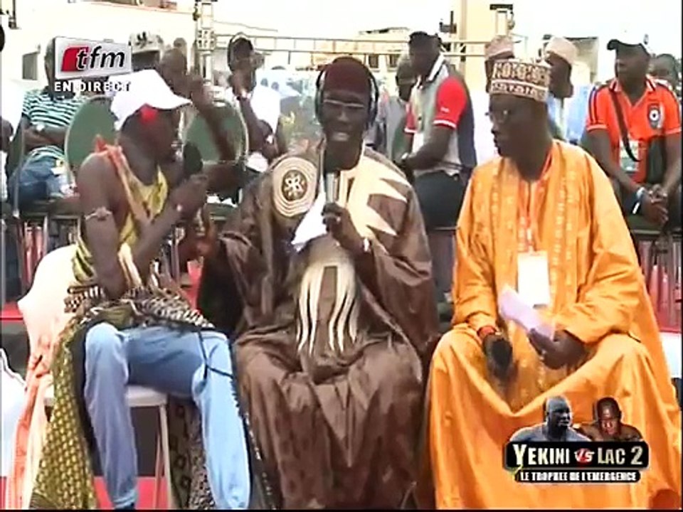 Abdoul aziz arrache le micro des mains de Yawou Dial