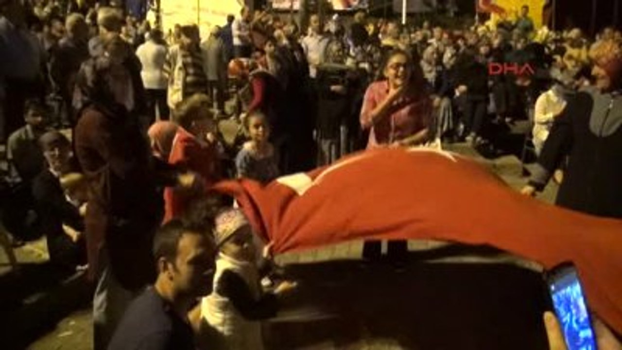 Amasya Gelin ve Damat Düğün Sonrasında Demokrasi Nöbetinde