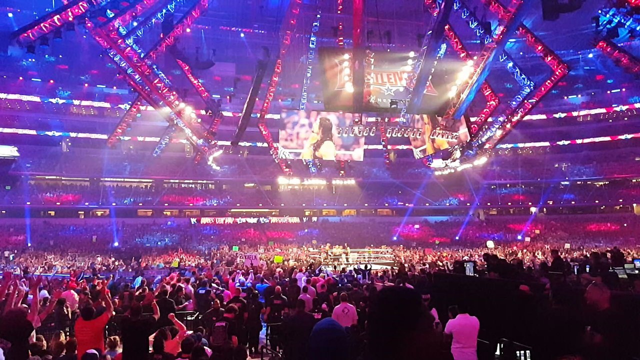Triple H vs. Roman Reigns @ Wrestlemania 32 *RINGANNOUNCING MASSIVE HEAT*