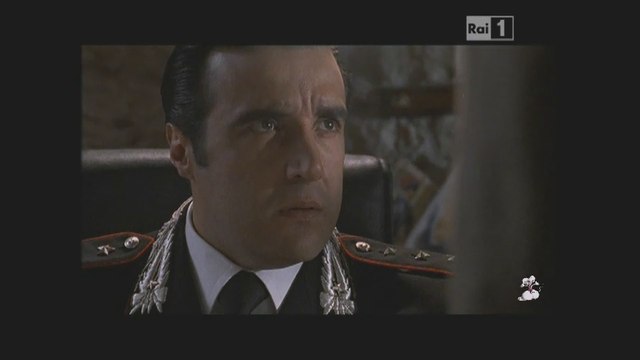 Il Capitano Insinna e il Maresciallo Frassica alle prese con....i gatti