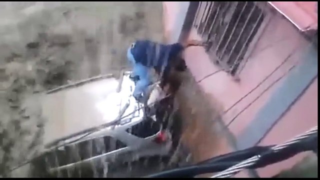 کوئی ٹیکنالوجی کام نہیں آتی جب خداکا عذاب آتا ہے تو DANGEROUS Flash Flood Caught On Tape! - BIG Flash Floods