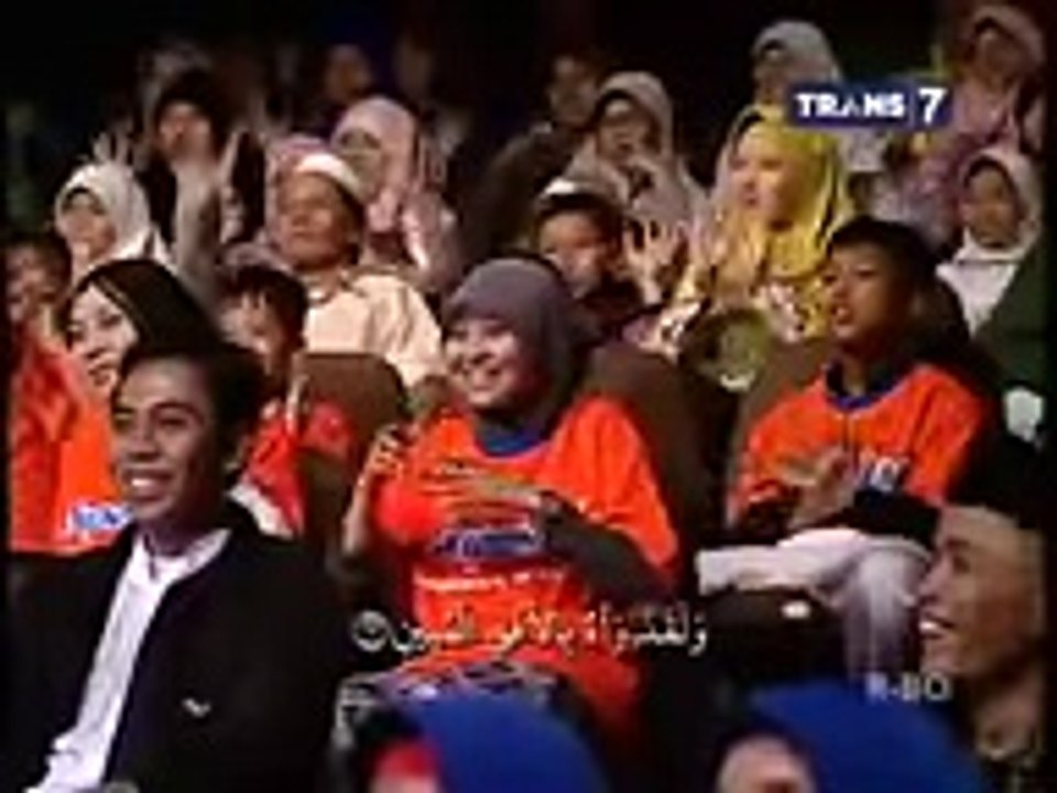 اسمع وشاهد ولن تندم بنية صغيرة من ماليزيا تقرأ ما تيسّر من القرآن الكريم أمام الجمهور بصوت رقيق مع الترجمة بلغة الإشارة