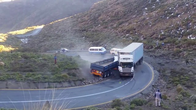 Il perd le controle de son camion en pleine descente et c'est le crash