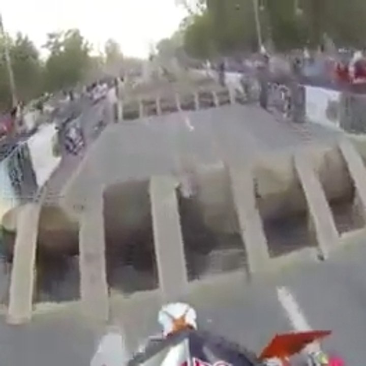 Un motociclista demuestra su increíble habilidad en una carrera de obstáculos