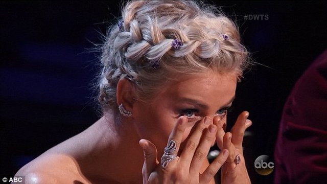 В конце номера вместе с ней плакал весь зрительный зал! Она посвятила этот танец погибшему отцу охотнику на крокодилов