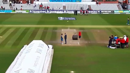 Good to see Shane Warne chatting with and coaching Yasir Shah this morning.