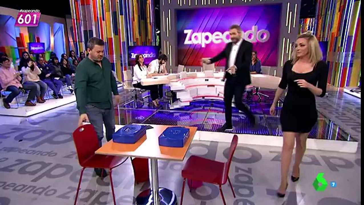 Anna Simón se lleva a la boca algo muy picante en el juego de las cajas