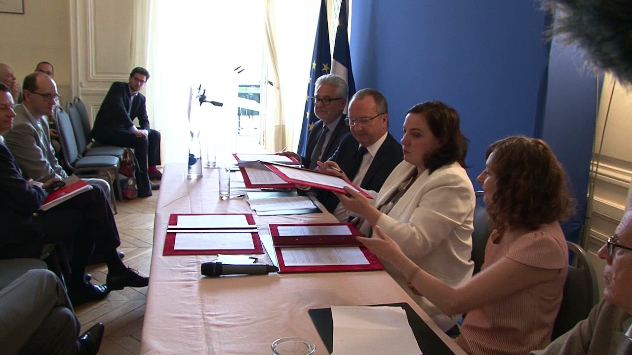 Emmanuelle Cosse signe l'avenant à la convention avec Action Logement