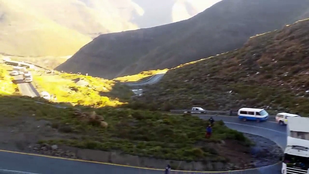 Un camion fonce sur un autre camion en panne sur une route de montagne