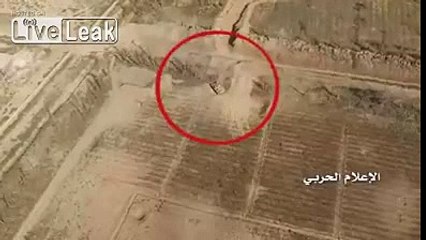 Un carrarmato dell' ISIS viene bombardato. Un drone riprende la scena