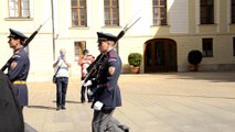 _DSC7400 Prague place du Château, relève de la garde toutes les heures