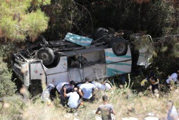 Tarım İşçilerini Taşıyan Minibüs Uçuruma Devrildi: 17 Yaralı