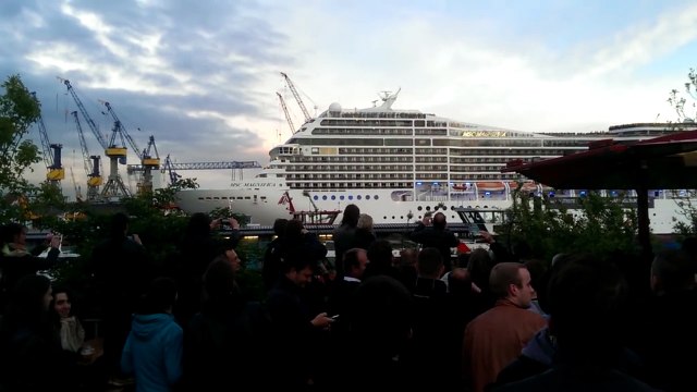 Ce paquebot joue seven nation army à la sirène hahah