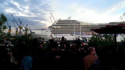 Ce paquebot joue seven nation army à la sirène hahah