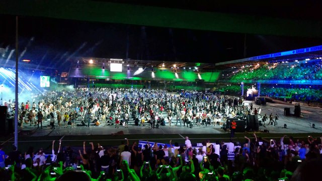 1200 personnent jouent du Nirvana en concert en même temps ! Smells like teen spirit