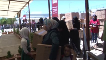Türkiye'ye Sığınan Suriyelilere Yardım