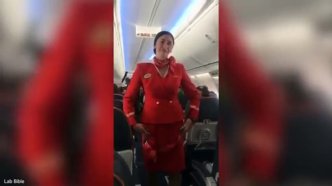 Des supporters de foot distraient une hôtesse de l'air