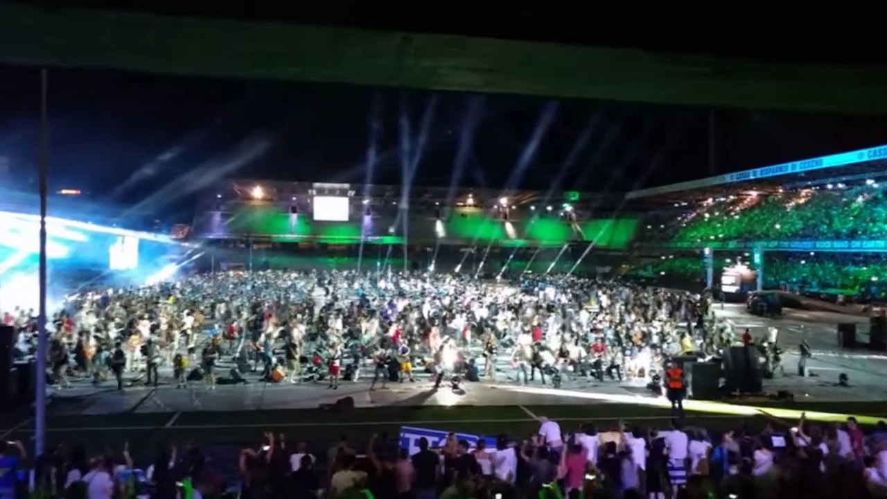Record du monde : 1.200 musiciens jouent "Smells like teen spirit"