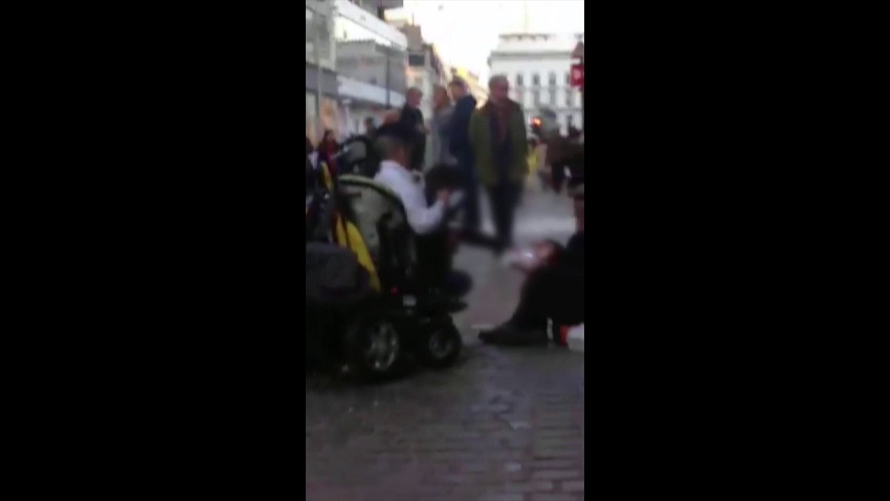 Une Jeune Rappeur Handicapé qui donne a mange à de SDF ! (RESPECT A TOI) "DJ HASSANIE"