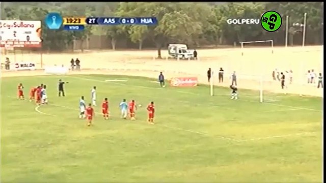 Jogadores tentam imitar pênalti de Messi e Suárez mas perdem o gol