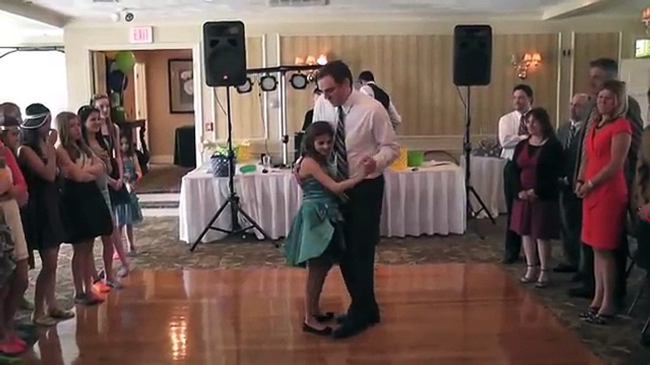 Son papa ne veut pas danser mais elle insiste et ce qu'ils font surprend tous les invités !