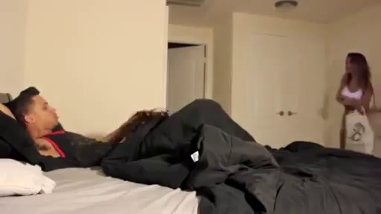 Elle surprend son copain au lit avec une autre!