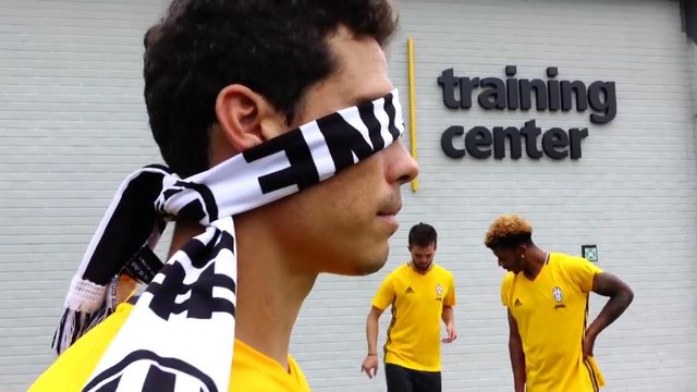 Hernanes tira onda em embaixadinha com bola de tênis e de olhos vendados