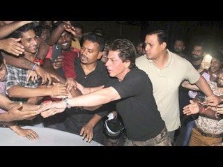 Shahrukh Khan FANS Go Crazy To See Him On Mumbai Roads