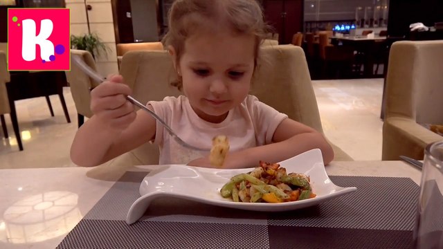 Летим в Пекин Катя показывает свои игры на планшете и кушаем в самолёте затем селимся в отель новое видео канал 2016