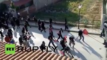 Así atacaron unos pro-refugiados a unos policías en Grecia