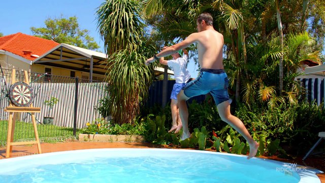Les meilleurs coups de fléchettes jamais tentés : longueur, en voiture, du toit..