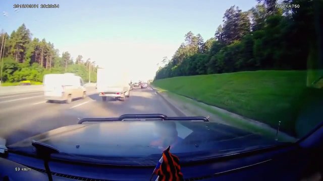 Quand tu conduis pour la première fois sur l'autoroute... Et c'est le crash!