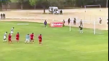 Cómica y fallida imitación del penalti de Messi y Suárez en Perú