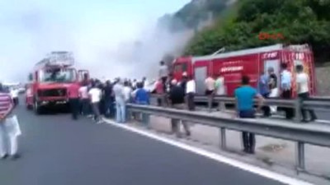 Kocaeli Tem'de Zincirleme Kaza-Amatör Kamera Görüntüsü