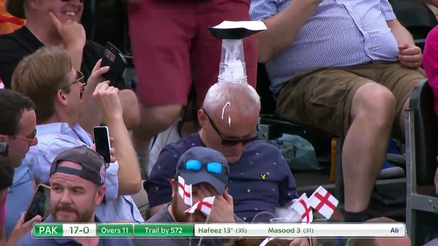 Plusieurs spectateurs trollent un spectateur qui s'est endormi !