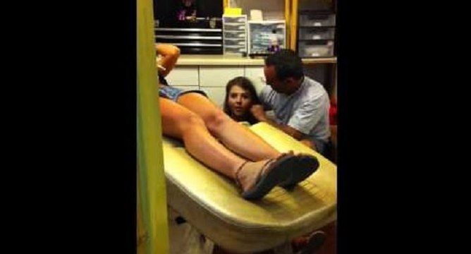 Cette femme ne va pas supporter de regarder un piercing