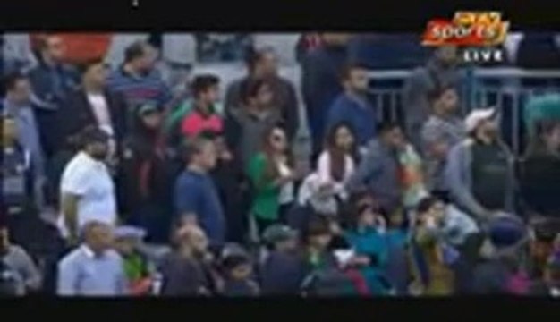 After Defeat Against England See How Pakistani Fans Welcomed Misbah-ul-Haq