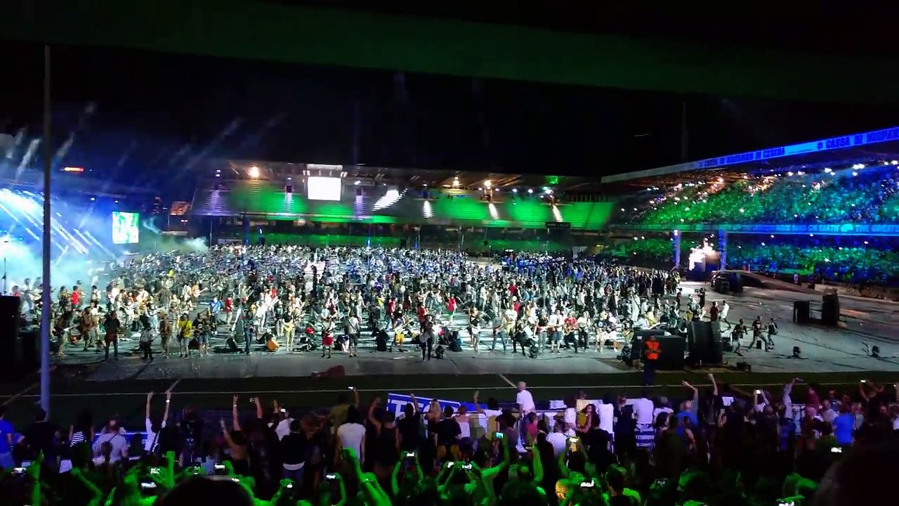 1200 pessoas tocam simultaneamente "Smells Like Teen Spirit" dos Nirvana