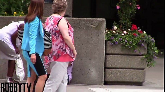 La réaction des passants face à une gamine affamée est surprenante. Ce qu’elle fait de la nourriture à la fin… Attristan