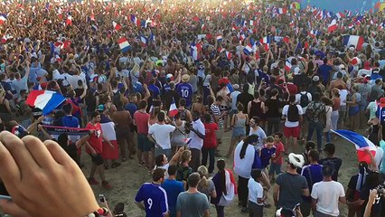 Une fabuleuse marseillaise dans la Fan Zone de Marseille avant France - Portugal