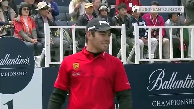 Un golfeur envoie sa balle sur un chemin à côté du green.. OUPS