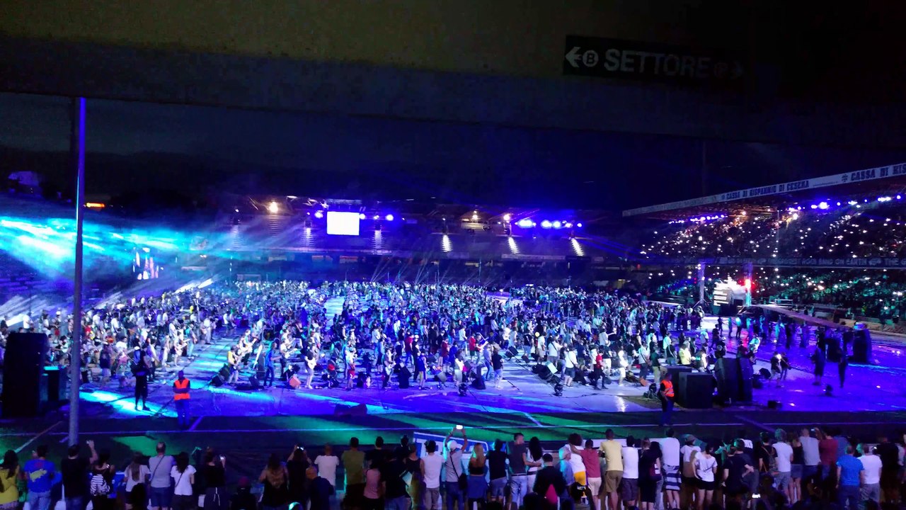 1000 musiciens jouent "Bittersweet Symphony" en même temps dans un stade !